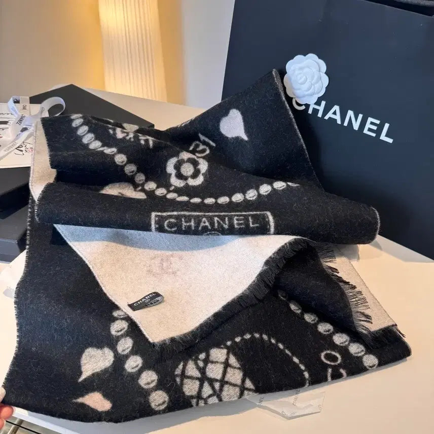 [BUNJANG] Chanel Black and White Logo Muffler / 샤넬 블랙 앤 화이트 로고 머플러