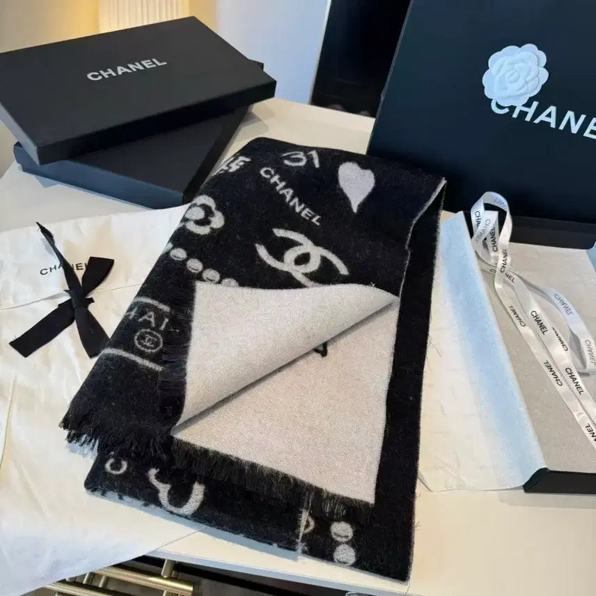 [BUNJANG] Chanel Black and White Logo Muffler / 샤넬 블랙 앤 화이트 로고 머플러
