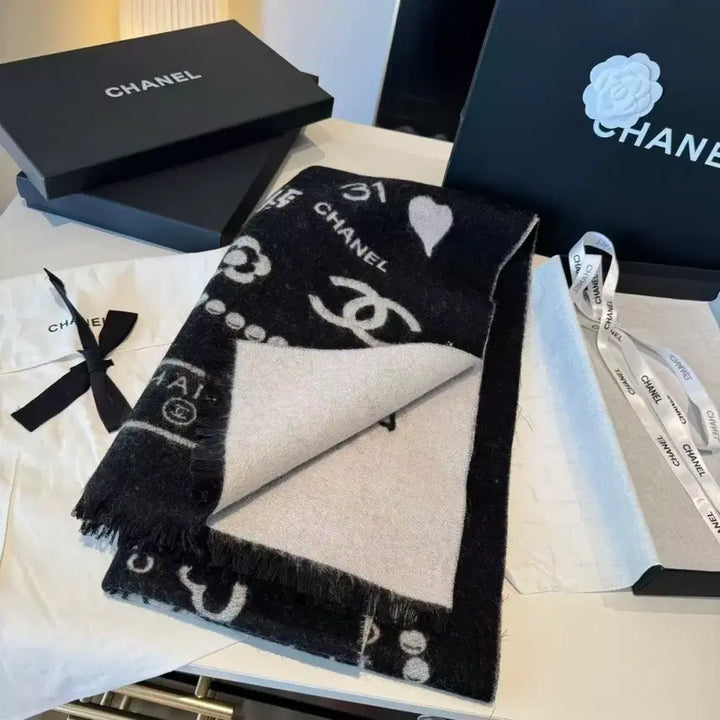 [BUNJANG] Chanel Black and White Logo Muffler / 샤넬 블랙 앤 화이트 로고 머플러