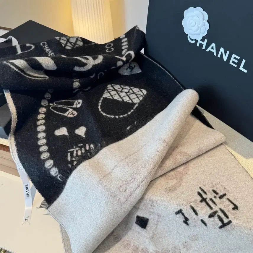 [BUNJANG] Chanel Black and White Logo Muffler / 샤넬 블랙 앤 화이트 로고 머플러