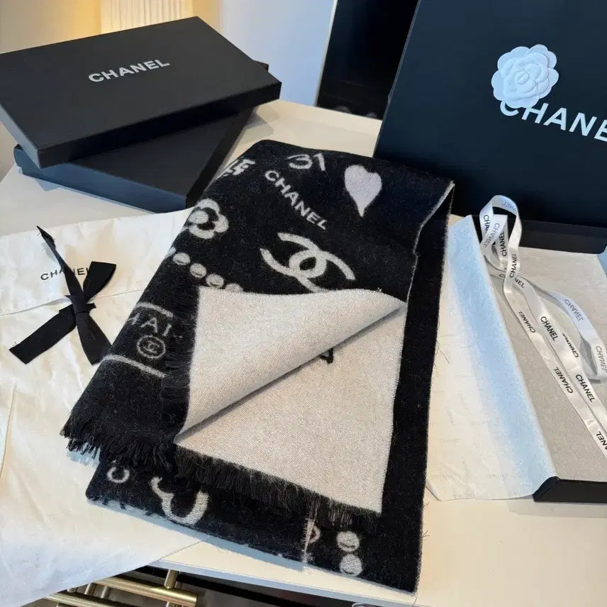 [BUNJANG] Chanel Black and White Logo Muffler / 샤넬 블랙 앤 화이트 로고 머플러