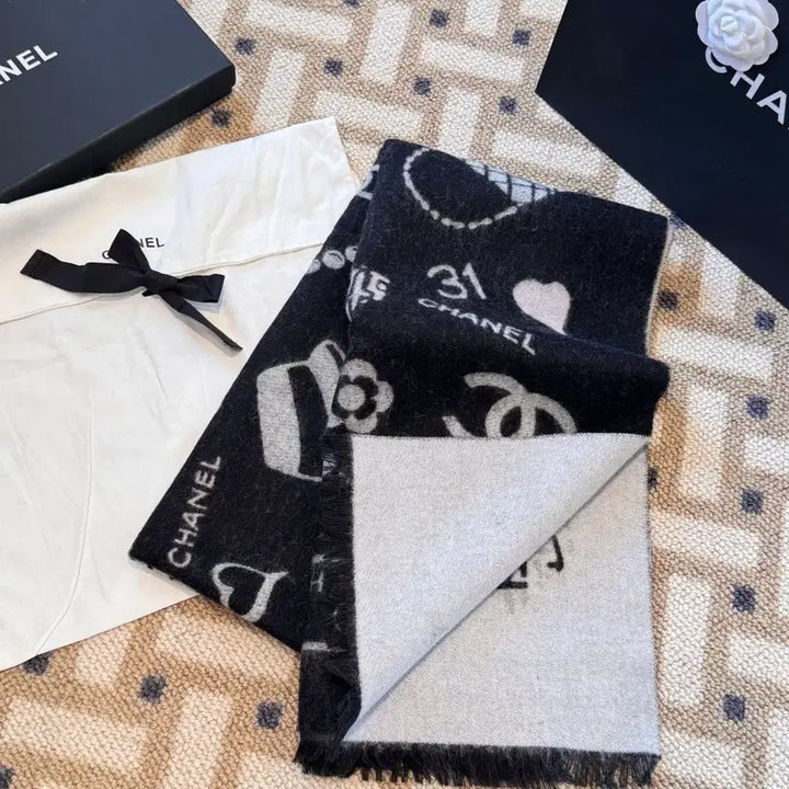 [BUNJANG] Chanel Black and White Logo Muffler / 샤넬 블랙 앤 화이트 로고 머플러