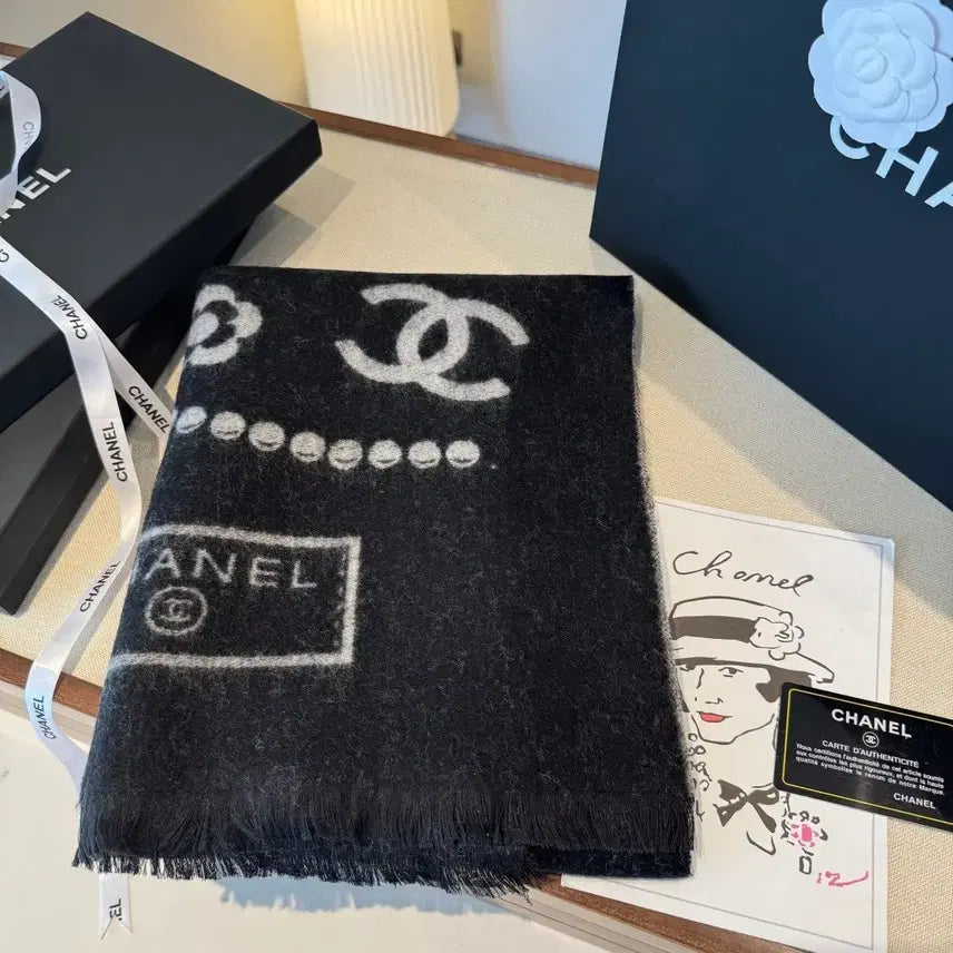 [BUNJANG] Chanel Black and White Logo Muffler / 샤넬 블랙 앤 화이트 로고 머플러