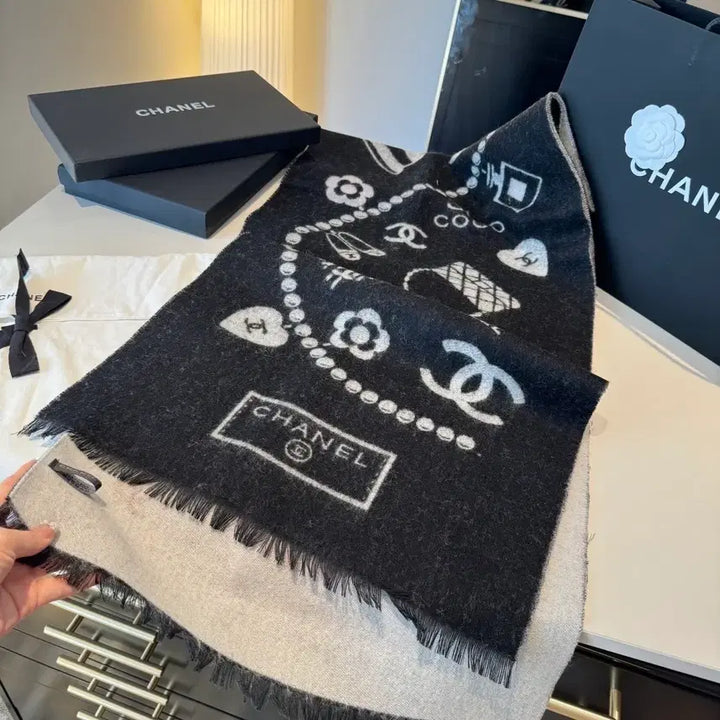 [BUNJANG] Chanel Black and White Logo Muffler / 샤넬 블랙 앤 화이트 로고 머플러