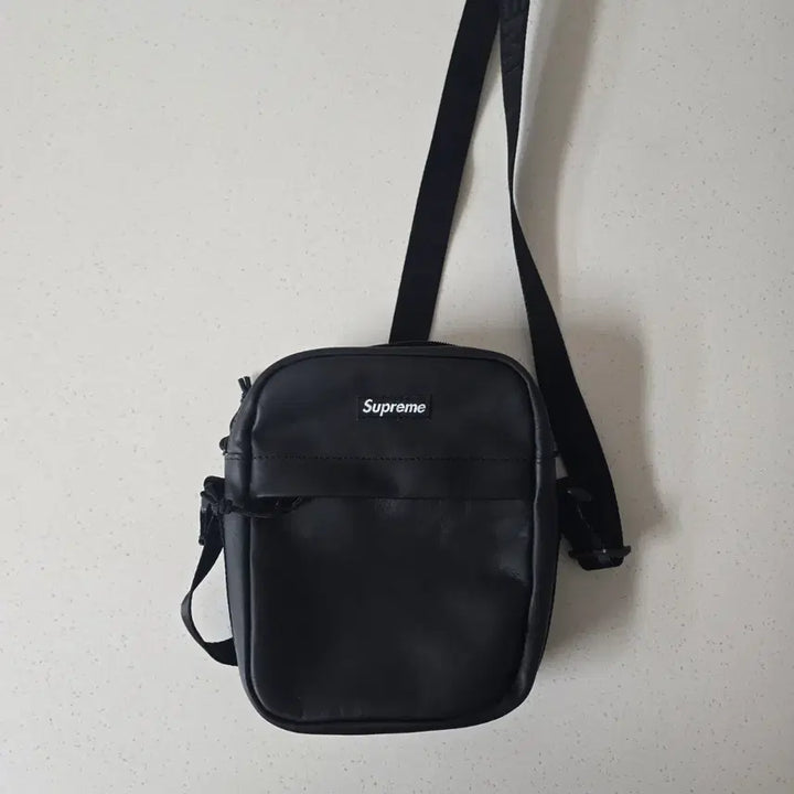 [SOLD OUT] 23fw 슈프림 레더 숄더백 블랙