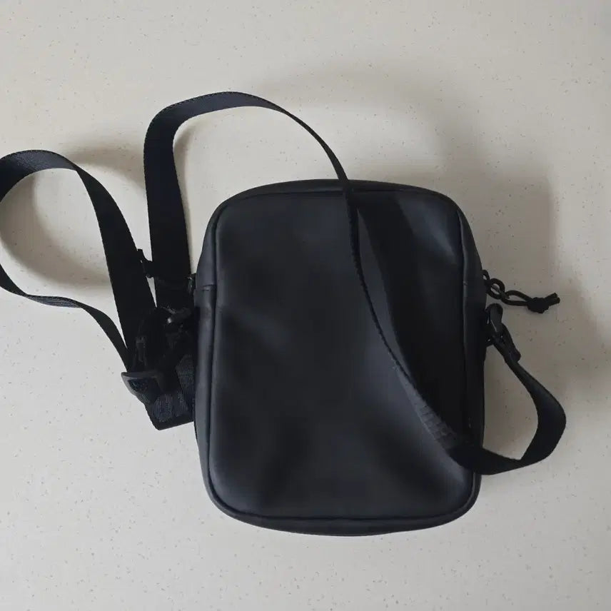 [SOLD OUT] 23fw 슈프림 레더 숄더백 블랙