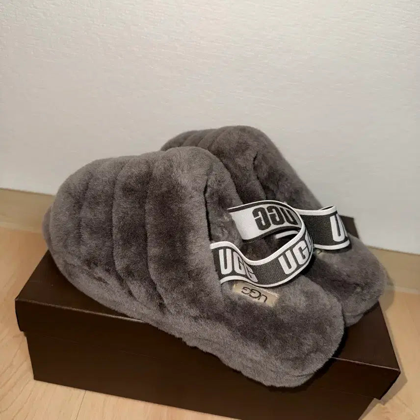 [BUNJANG] UGG Fluff Yeah Sandals / UGG 어그 Fluff Yeah 샌들