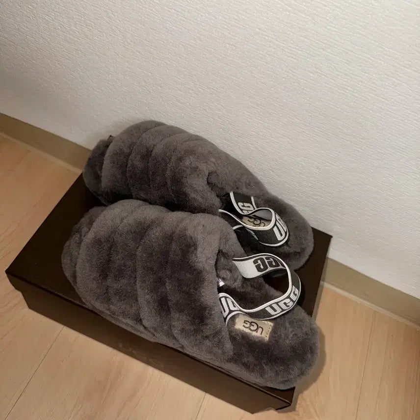 [BUNJANG] UGG Fluff Yeah Sandals / UGG 어그 Fluff Yeah 샌들
