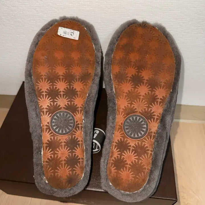 [BUNJANG] UGG Fluff Yeah Sandals / UGG 어그 Fluff Yeah 샌들