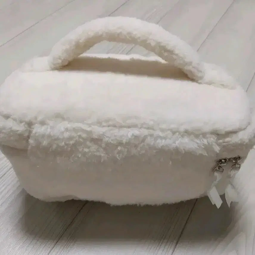 [BUNJANG] Hello Kitty Fuzzy Pouch Bag / 헬로키티 뽀글이 파우치 가방