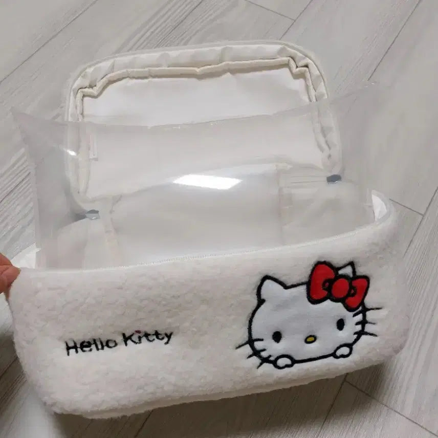 [BUNJANG] Hello Kitty Fuzzy Pouch Bag / 헬로키티 뽀글이 파우치 가방