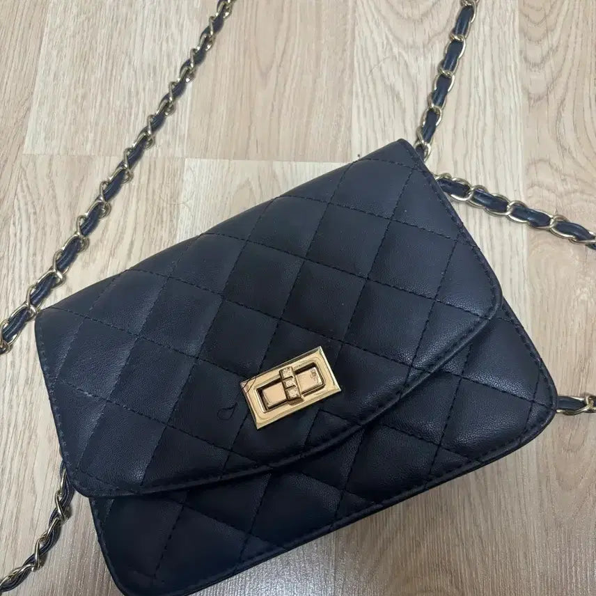[BUNJANG] Black Quilted Chain Crossbody Bag / 블랙 퀼팅 금장 체인 크로스백