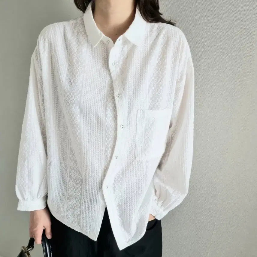 [BUNJANG] Embossed Wave Front Blouse / 엠보싱 웨이브 앞라인 블라우스