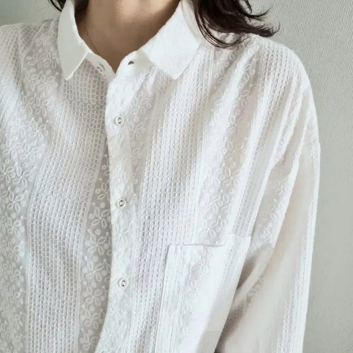 [BUNJANG] Embossed Wave Front Blouse / 엠보싱 웨이브 앞라인 블라우스