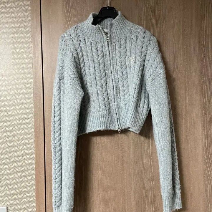 [BUNJANG] Cable Crop Knit Zip-up Sky Blue / 케이블 크롭 니트 집업 하늘색