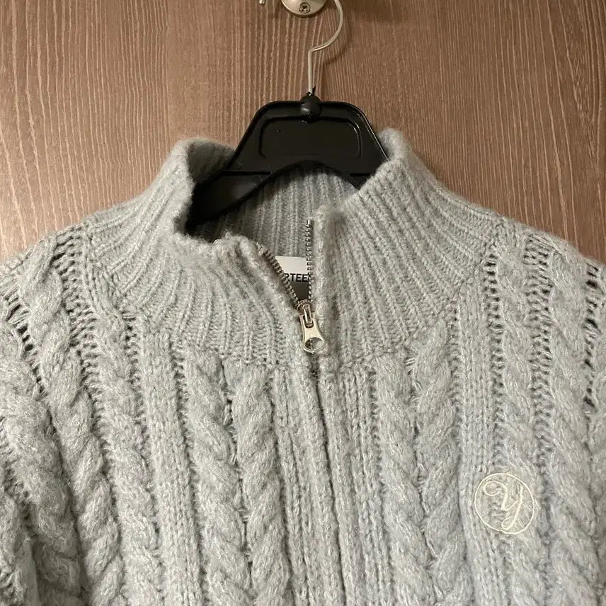 [BUNJANG] Cable Crop Knit Zip-up Sky Blue / 케이블 크롭 니트 집업 하늘색
