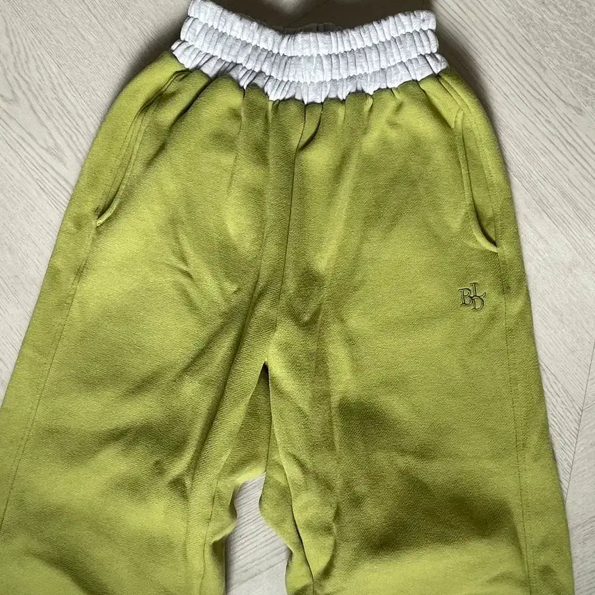 [SOLD OUT] 베이델리 양기모 투웨이 조거팬츠 라임 (미디)