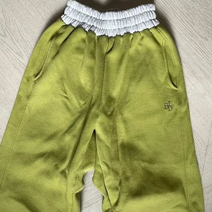 [SOLD OUT] 베이델리 양기모 투웨이 조거팬츠 라임 (미디)