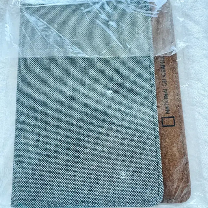 [BUNJANG] National Geographic Passport Wallet / <미사용>내셔널지오그래픽 여권 지갑
