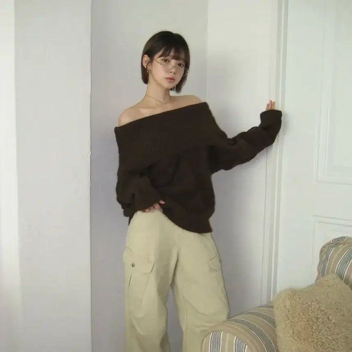 [BUNJANG] Black Up Off Shoulder Wool Knit Brown / [블랙업] [브라운색상] 케네드 펀칭 오프숄더 울니트