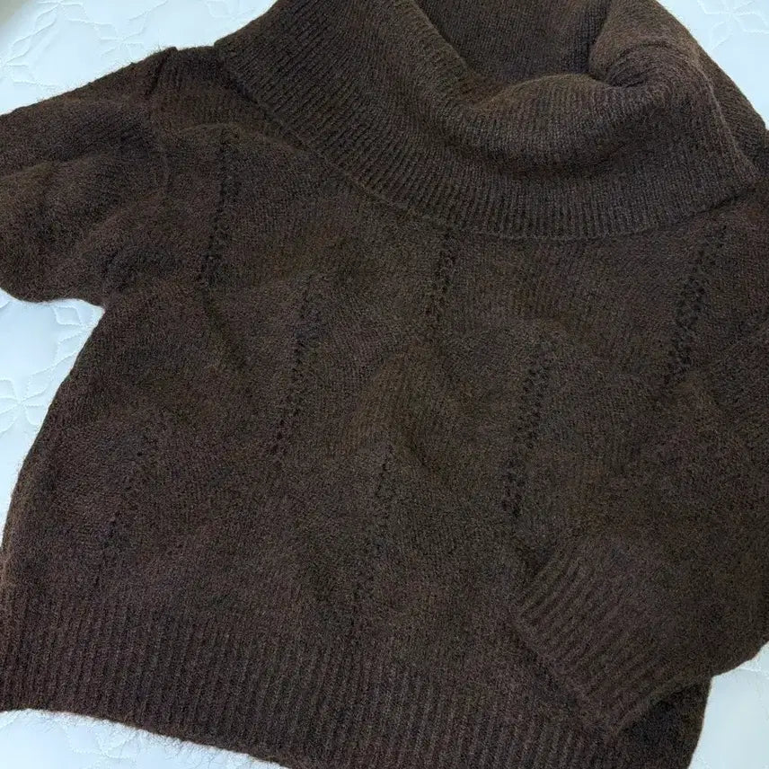 [BUNJANG] Black Up Off Shoulder Wool Knit Brown / [블랙업] [브라운색상] 케네드 펀칭 오프숄더 울니트