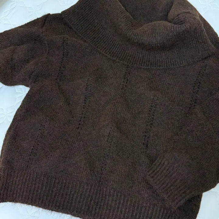 [BUNJANG] Black Up Off Shoulder Wool Knit Brown / [블랙업] [브라운색상] 케네드 펀칭 오프숄더 울니트