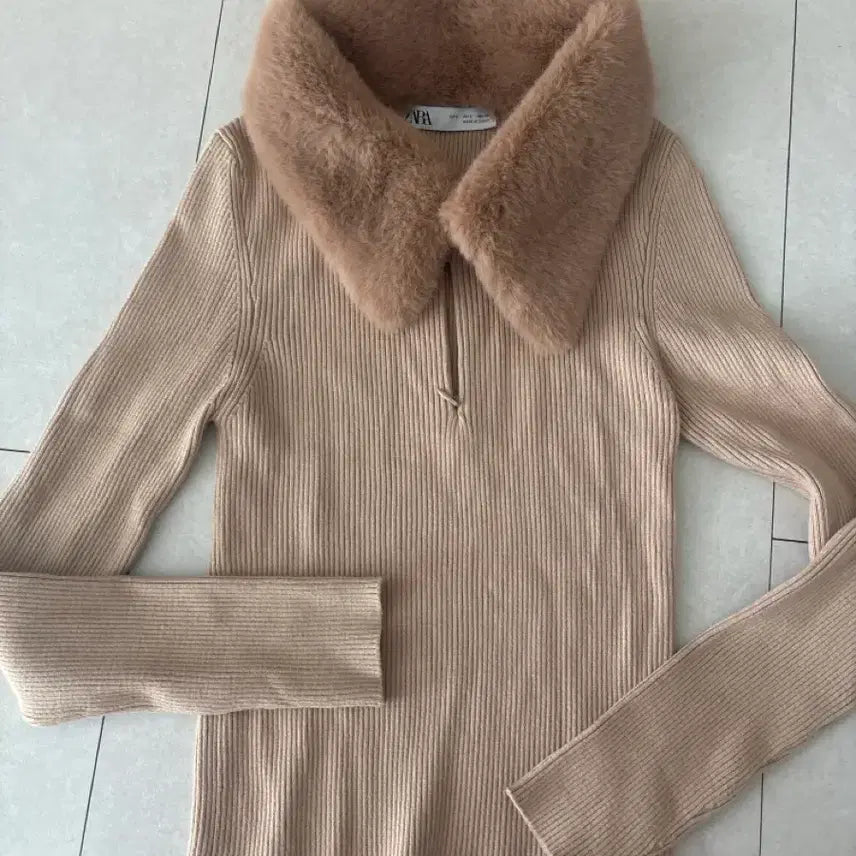 [BUNJANG] ZARA Fur Collar Ribbed Knit Top / 자라 퍼 카라 골지 니트 티셔츠