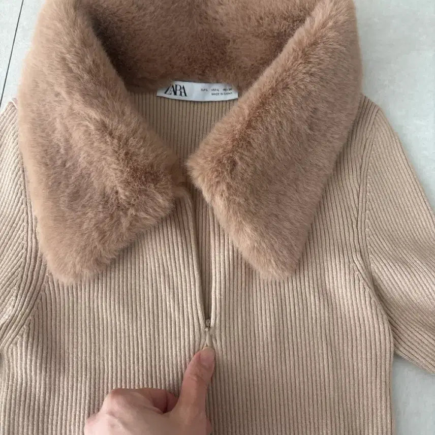 [BUNJANG] ZARA Fur Collar Ribbed Knit Top / 자라 퍼 카라 골지 니트 티셔츠