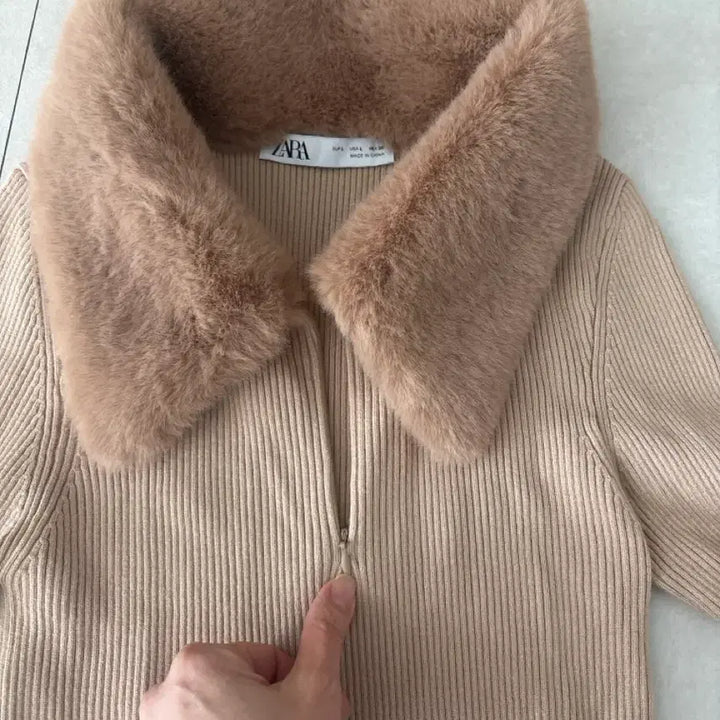 [BUNJANG] ZARA Fur Collar Ribbed Knit Top / 자라 퍼 카라 골지 니트 티셔츠