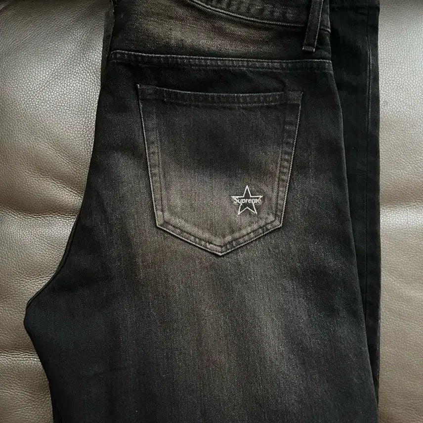 [BUNJANG] Supreme Distressed Loose Fit Selvedge Jeans - Washed Black / 슈프림 디스트레스드 루즈 핏 셀비지 진 워시드 블랙