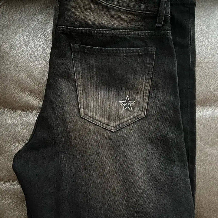 [BUNJANG] Supreme Distressed Loose Fit Selvedge Jeans - Washed Black / 슈프림 디스트레스드 루즈 핏 셀비지 진 워시드 블랙