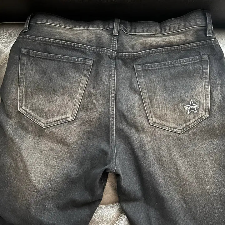 [BUNJANG] Supreme Distressed Loose Fit Selvedge Jeans - Washed Black / 슈프림 디스트레스드 루즈 핏 셀비지 진 워시드 블랙