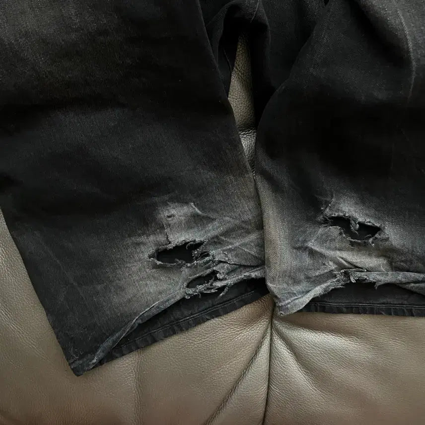 [BUNJANG] Supreme Distressed Loose Fit Selvedge Jeans - Washed Black / 슈프림 디스트레스드 루즈 핏 셀비지 진 워시드 블랙