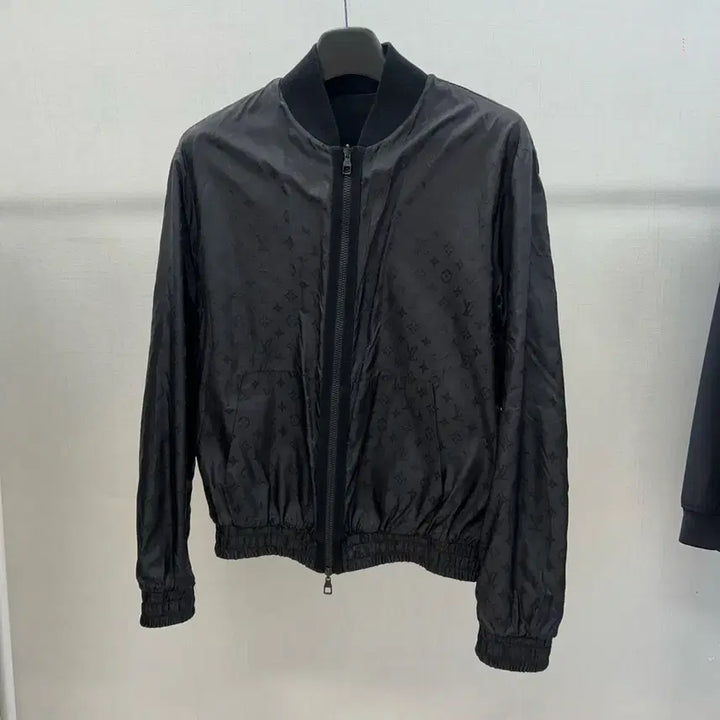 [BUNJANG] Louis Vuitton Monogram Reversible Bomber Jacket / {M Size} 루이비통 모노그램 리버서블 바람막이 블랙 봄버