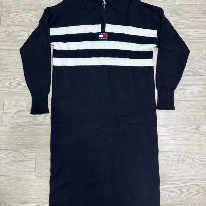 [SOLD OUT] 타미진스 스트라이프 하프 집업 드레스 (T32C7WOP44TWT2YBL)