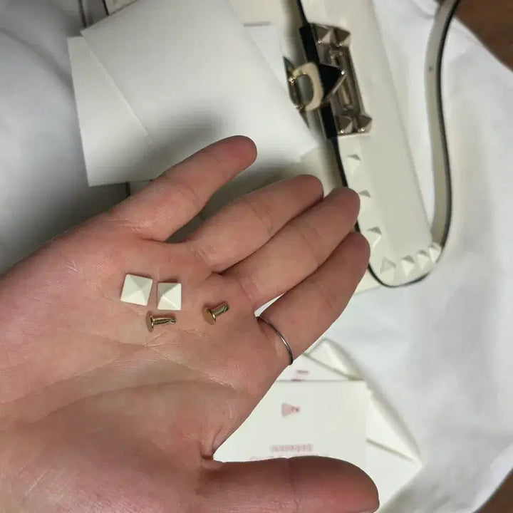 [BUNJANG] Valentino Rockstud White Shoulder Bag / 발렌티노 락스터드 화이트 숄더백 풀구성