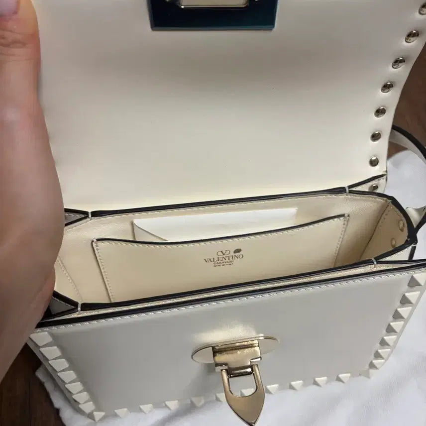 [BUNJANG] Valentino Rockstud White Shoulder Bag / 발렌티노 락스터드 화이트 숄더백 풀구성
