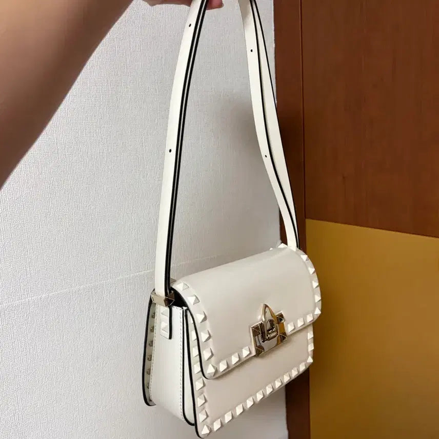 [BUNJANG] Valentino Rockstud White Shoulder Bag / 발렌티노 락스터드 화이트 숄더백 풀구성