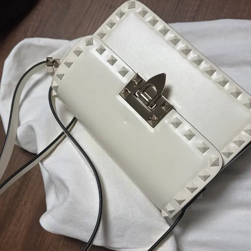 [BUNJANG] Valentino Rockstud White Shoulder Bag / 발렌티노 락스터드 화이트 숄더백 풀구성