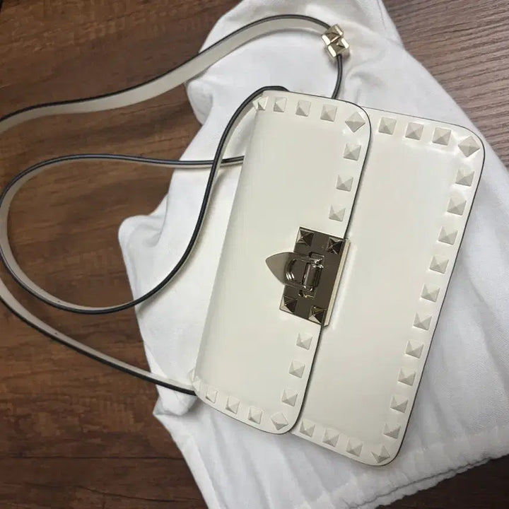 [BUNJANG] Valentino Rockstud White Shoulder Bag / 발렌티노 락스터드 화이트 숄더백 풀구성
