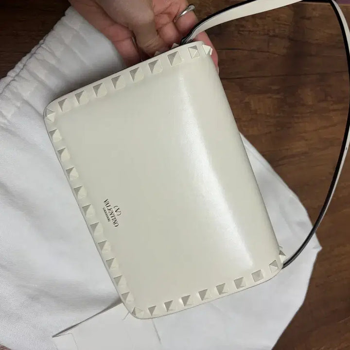 [BUNJANG] Valentino Rockstud White Shoulder Bag / 발렌티노 락스터드 화이트 숄더백 풀구성