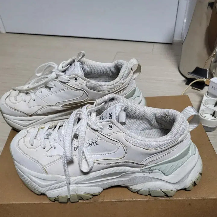 [BUNJANG] Descente Turbo White Sneakers / 데상트 터보 운동화 235mm 화이트 색상입니다전체적으로 상태좋으나