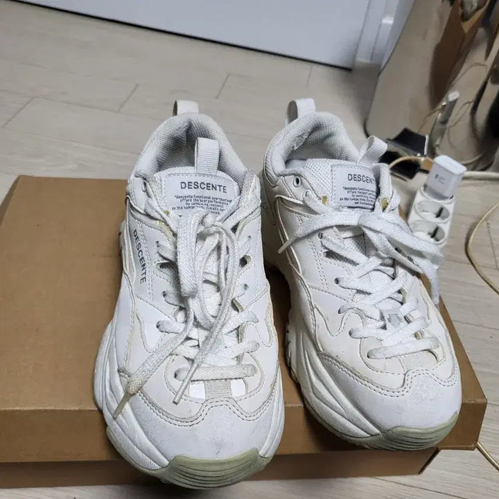 [BUNJANG] Descente Turbo White Sneakers / 데상트 터보 운동화 235mm 화이트 색상입니다전체적으로 상태좋으나