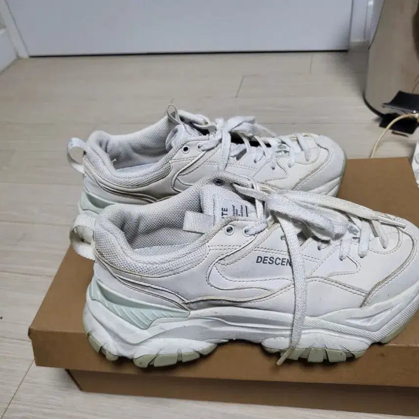 [BUNJANG] Descente Turbo White Sneakers / 데상트 터보 운동화 235mm 화이트 색상입니다전체적으로 상태좋으나