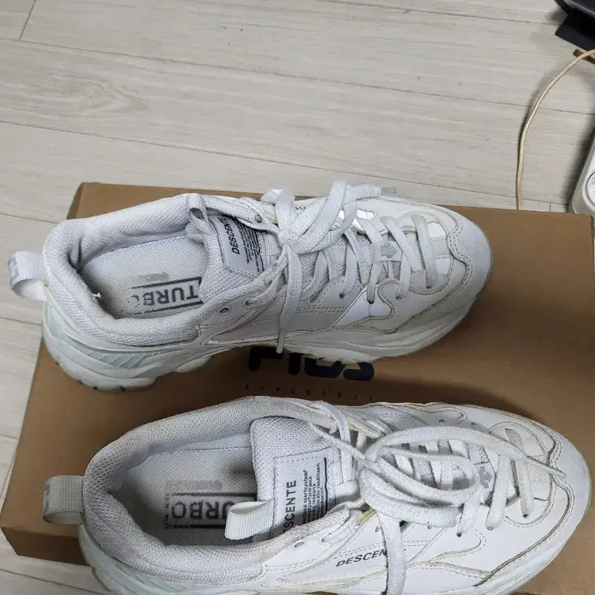 [BUNJANG] Descente Turbo White Sneakers / 데상트 터보 운동화 235mm 화이트 색상입니다전체적으로 상태좋으나