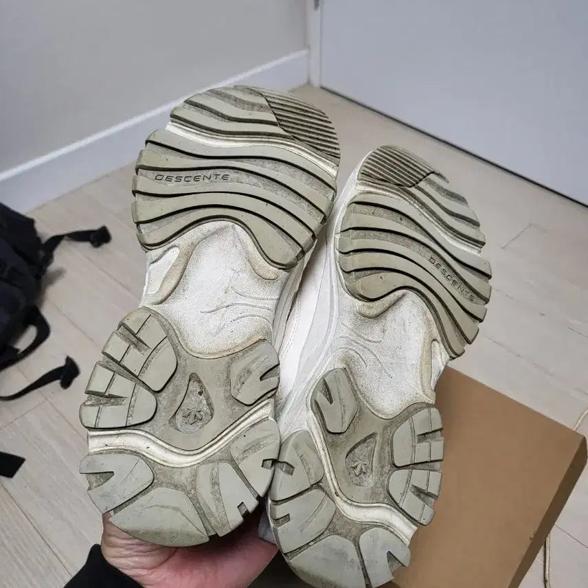 [BUNJANG] Descente Turbo White Sneakers / 데상트 터보 운동화 235mm 화이트 색상입니다전체적으로 상태좋으나