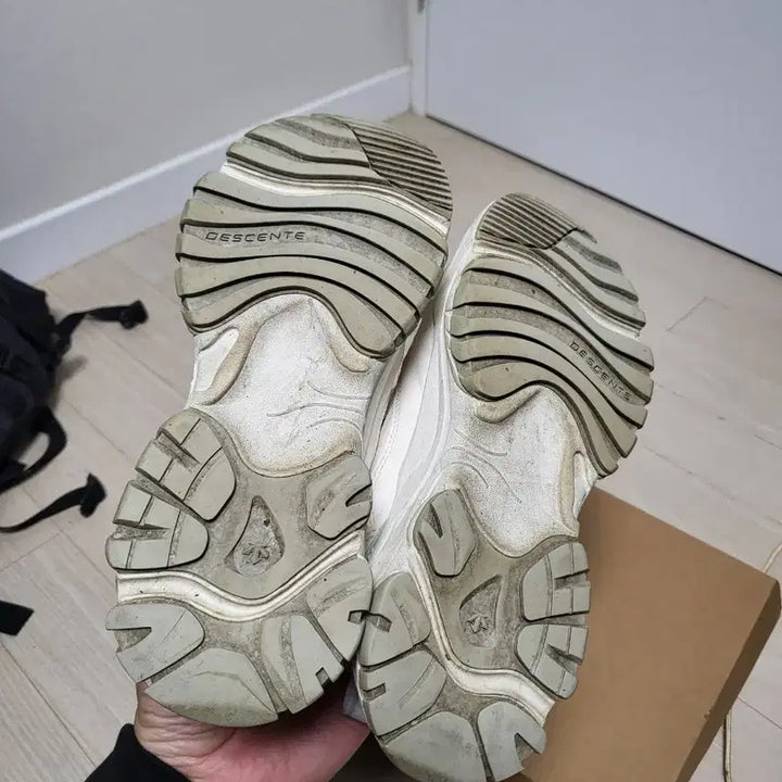 [BUNJANG] Descente Turbo White Sneakers / 데상트 터보 운동화 235mm 화이트 색상입니다전체적으로 상태좋으나