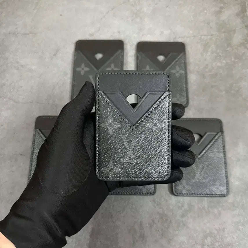 [BUNJANG] LV Leather MagSafe Card Holder / 리폼 맥세이프 정품 LV 가방으로  제작되었습니다
