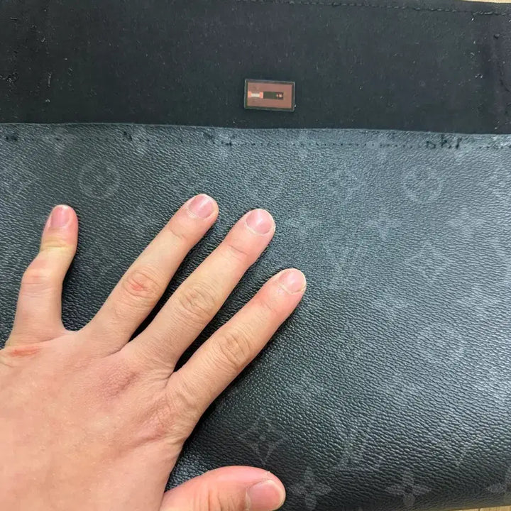 [BUNJANG] LV Leather MagSafe Card Holder / 리폼 맥세이프 정품 LV 가방으로  제작되었습니다