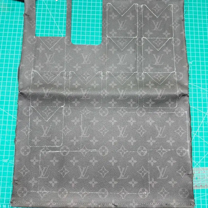 [BUNJANG] LV Leather MagSafe Card Holder / 리폼 맥세이프 정품 LV 가방으로  제작되었습니다